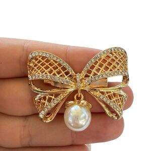 Vintage Jewelry Gold Tone  Ribbon Rhinestone Bow Brooch Pin with dangling pearl